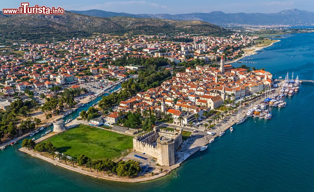 Immagine La città vecchia di Trogir con il castello vista dall'elicottero (Croazia).