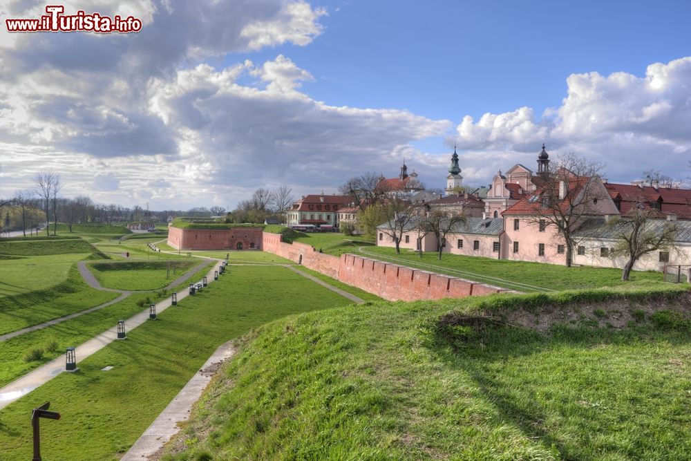 Immagine La città vecchia di Zamosc, Polonia con i suoi edifici storici all'interno delle mura.