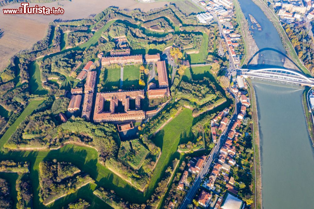 Immagine La Cittadella di Alessandria con la sua magnifica pianta a stella, lungo le rive del fiume Tanaro