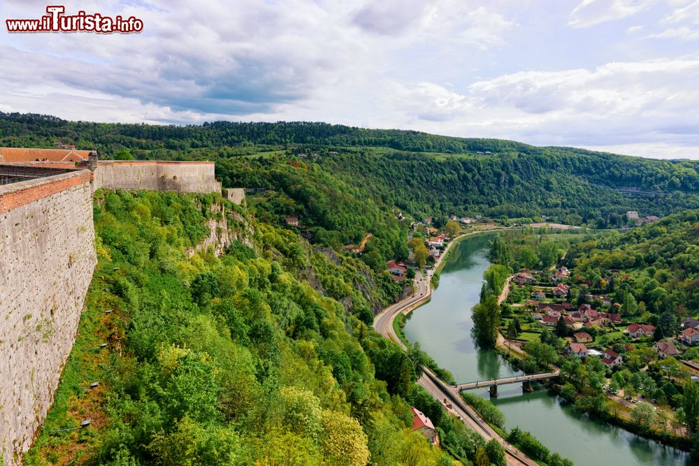 Immagine La cittadella di Besancon e il fiume Doubs, regione della Franca Contea (Francia). Una bella veduta panoramica dalla torre.