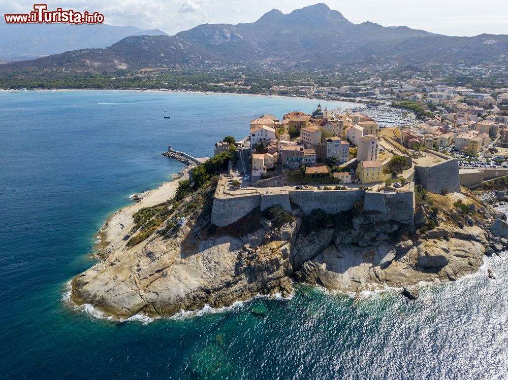 Immagine La cittadella di Calvi, Corsica, vista dall'alto. Costruita dai genovesi fra il 1483 e il 1492, è un piccolo gioiello architettonico incastonato in un costone di roccia della Haute Corse, affacciato sul mare.