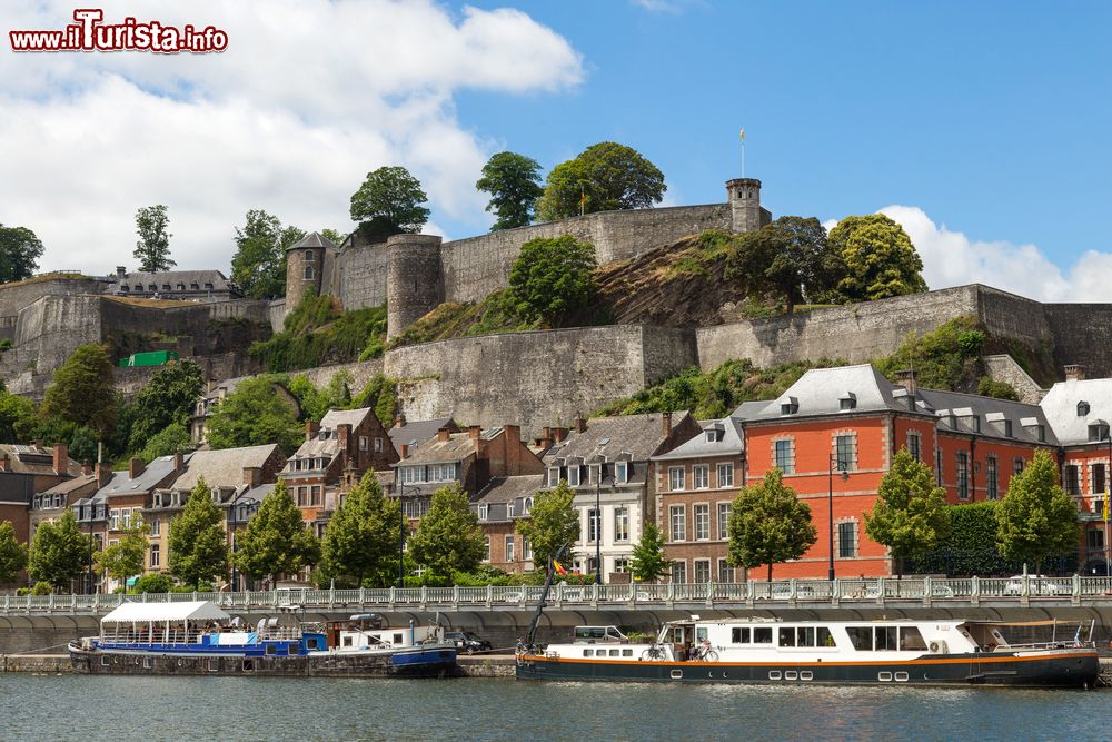 Immagine La Cittadella di Namur con il castello, Belgio, sulle rive del fiume Mosa. Questa originaria struttura romana è stata più volte modificata e ampliata. Oggi è una delle più grandi fortezze d'Europa.
