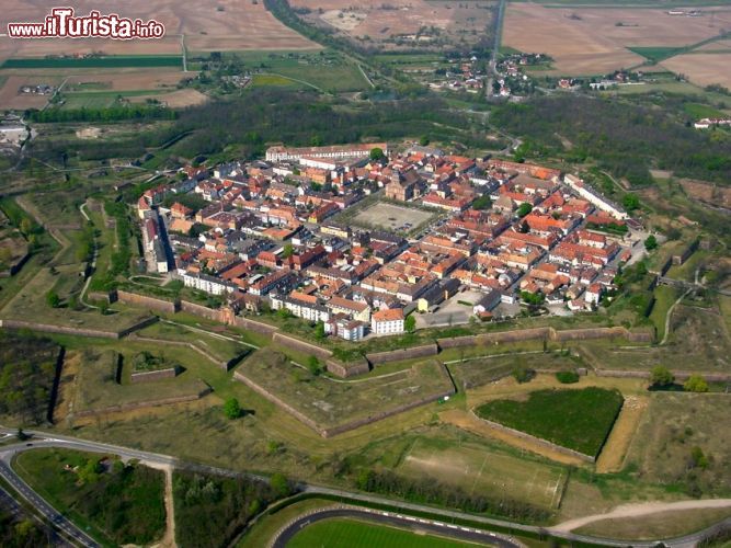 Immagine La cittadella fortificata di Neuf Brisach in Alsazia, fotografata da un volo aereo - © Luftfahrer - CC BY-SA 3.0 - Wikimedia Commons.