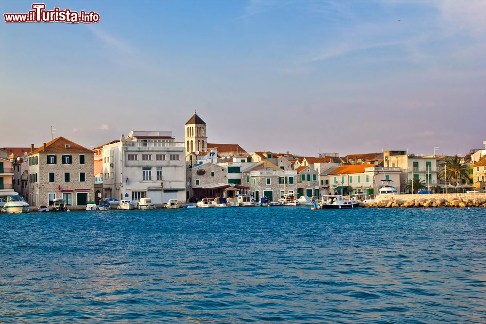 Immagine La cittadina adriatica di Vodice, Croazia, vista dal mare. A risaltare è anche la bella architettura che caratterizza palazzi e edifici del centro storico.