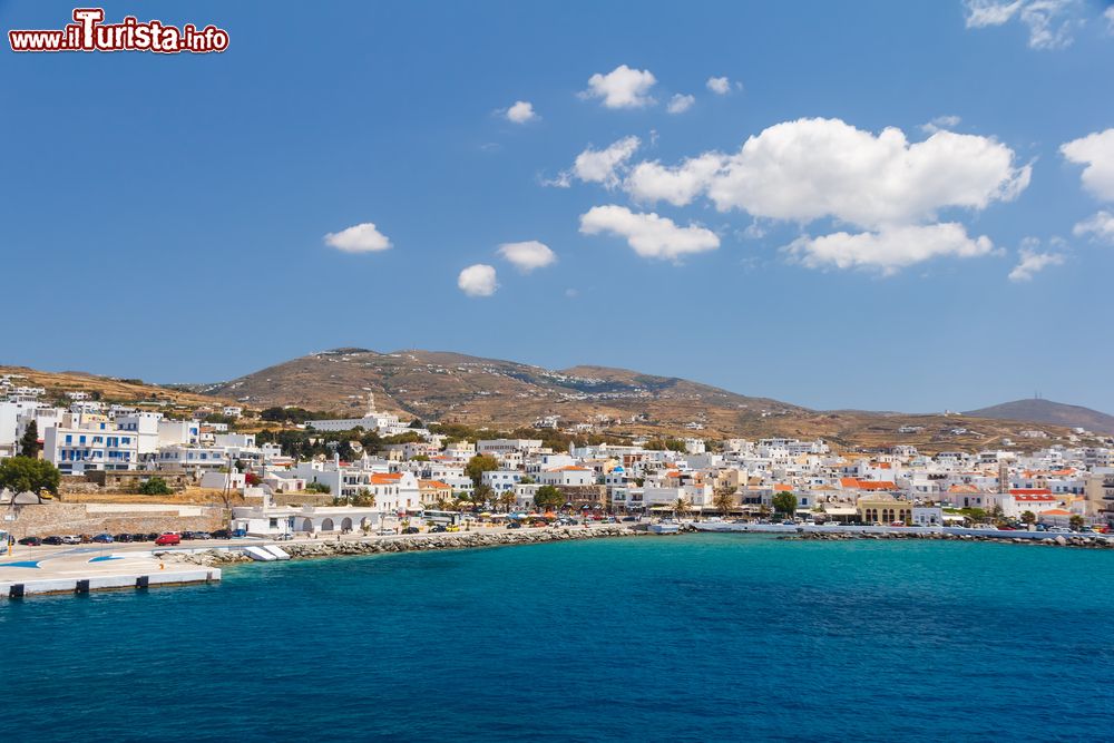 Immagine La cittadina costiera di Tino con il suo porto, arcipelago delle Cicladi, Grecia.