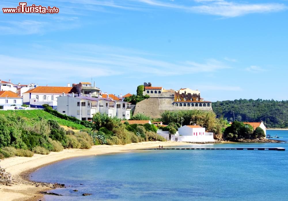 Immagine La cittadina costiera di Vila Nova de Milfontes in Alentejo, sud del Portogallo