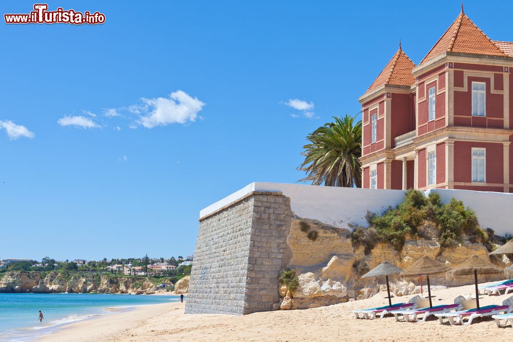 Immagine La cittadina di Armacao de Pera in Portogallo. Una delle abitazioni signorili che sorgono in riva al mare.