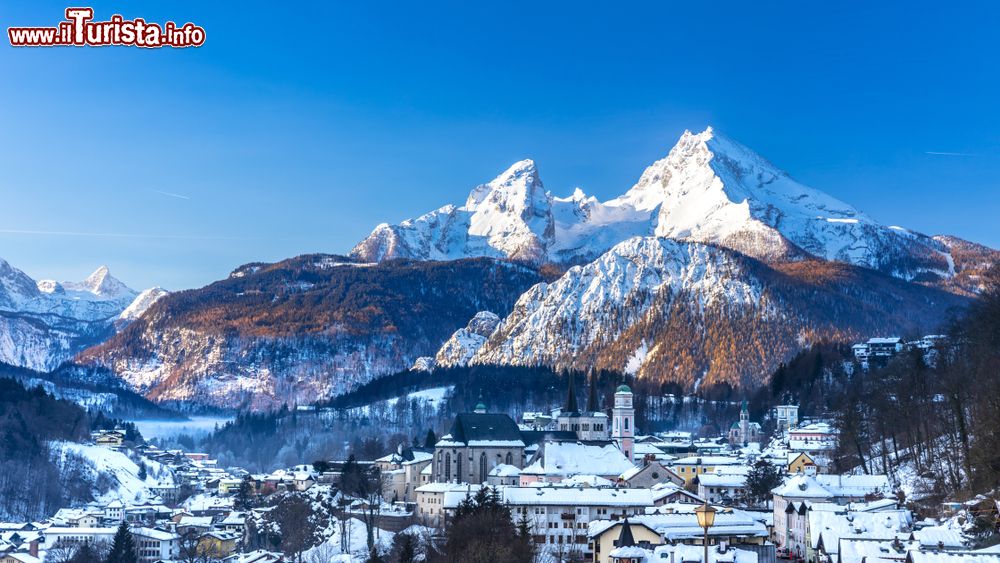 Immagine La cittadina di Berchtesgaden con i monti Watzmann innevati sullo sfondo, Baviera, Germania.