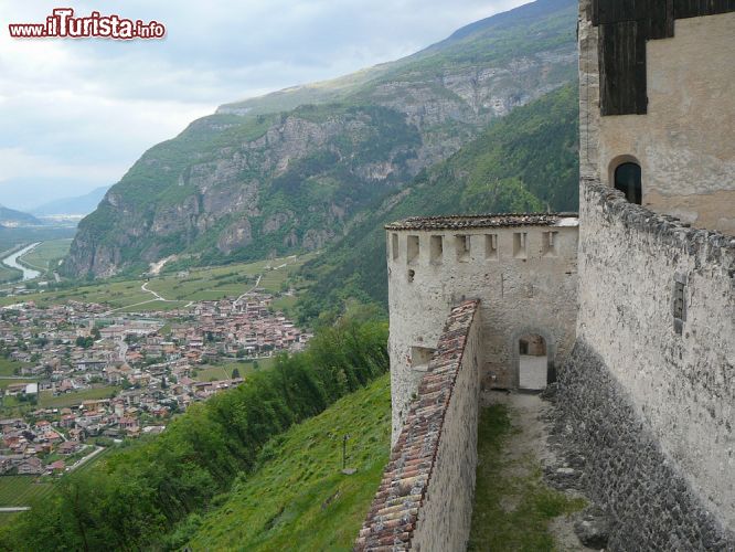 Immagine La cittadina di Besenello in val d'Adige fotografata dal castello di Beseno, in Trentino  - © s74 / Shutterstock.com