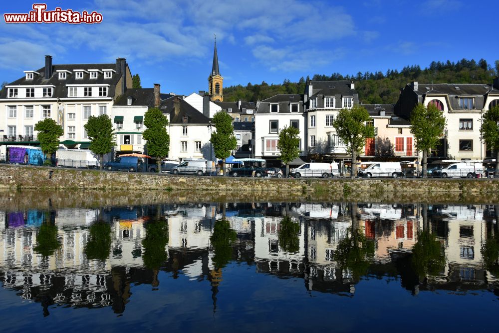 Immagine La cittadina di Bouillon (Belgio) affacciata sulle sponde del fiume Semois. Città fortificata, è un rinomato centro d'escursioni delle Ardenne.