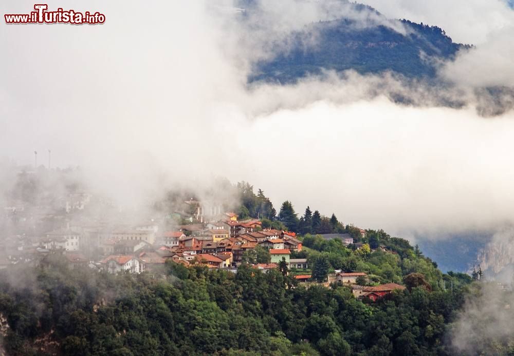Immagine La cittadina di Brentonico avvolta dalle nubi in Trentino