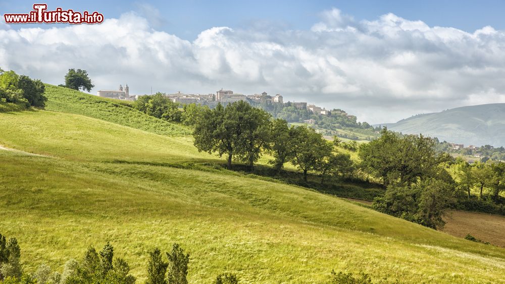 Immagine La cittadina di Camerino si eleva su di una altura degli Appennini nelle Marche, provincia di Macerata