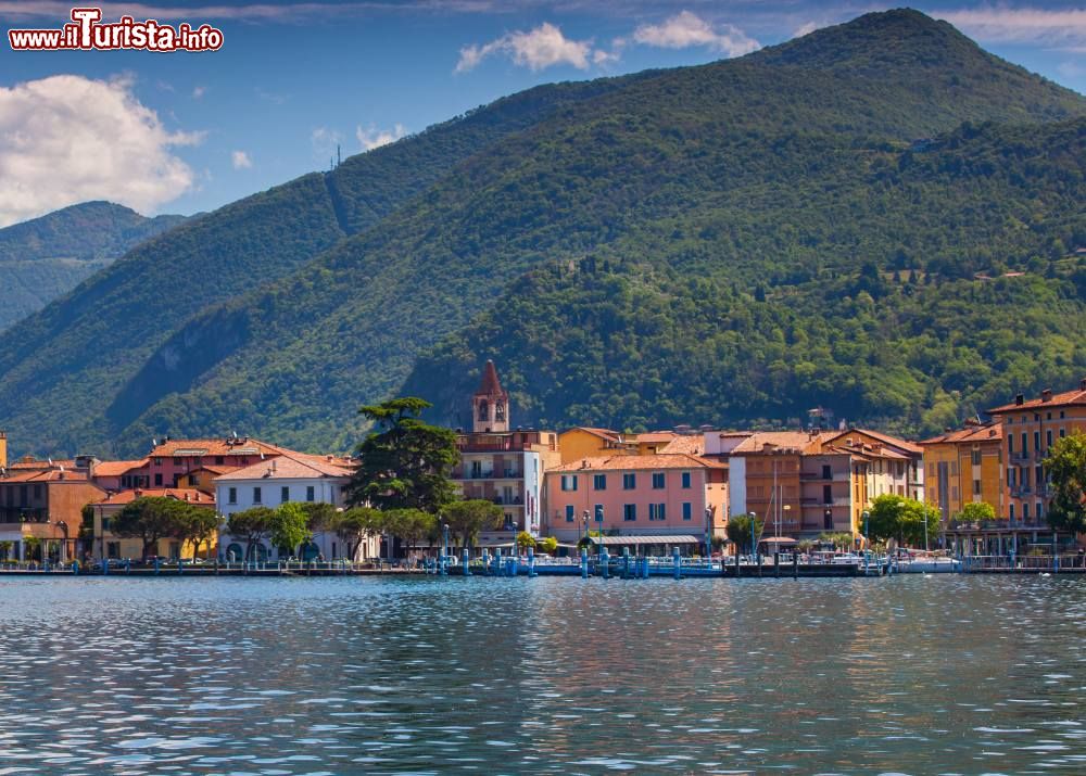 Immagine la cittadina di Clusane, sul Lago d'Iseo in Lombardia