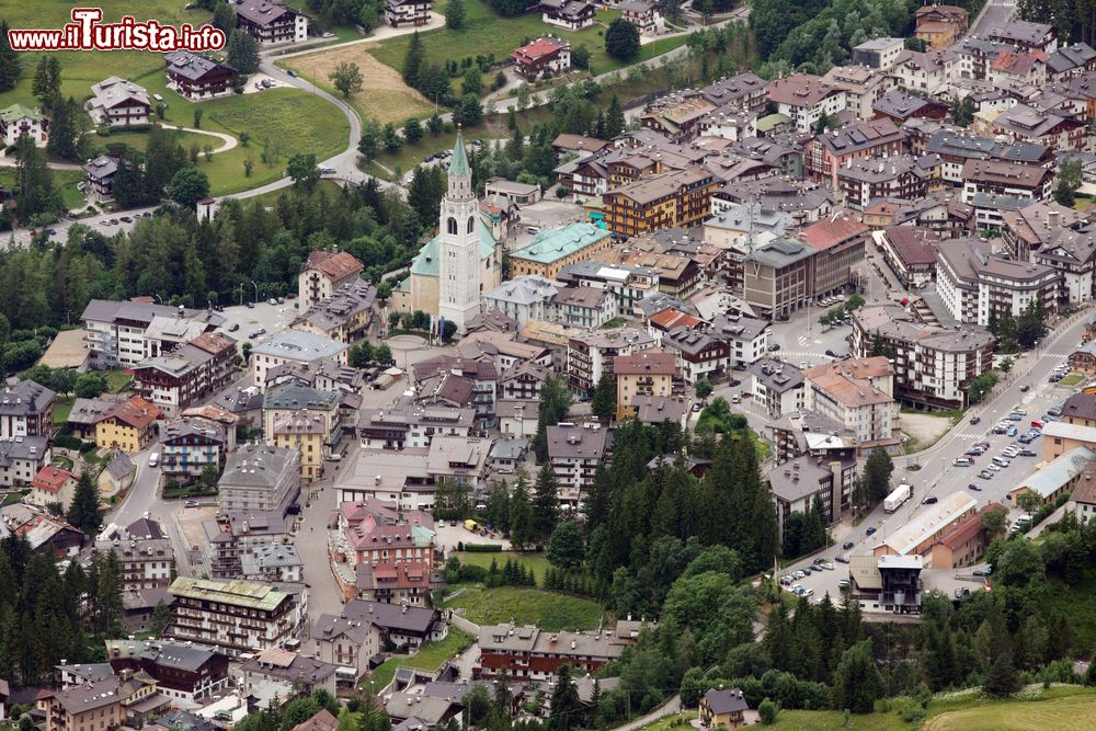 Immagine La cittadina di Cortina d'Ampezzo vista dall'alto, Veneto. Chiamata "Regina delle Dolomiti", Cortina è una rinomata località turistica invernale e estiva che si trova al centro della Conca d'Ampezzo nella'lta Valle del Boite.