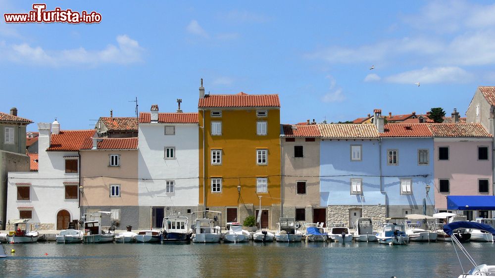 Immagine La cittadina di Cres sull'omonima isola della Croazia con le barche ormeggiate. Questa località conserva alcune parti dell'antica cinta muraria oltre che numerosi palazzi risalenti all'epoca della dominazione veneziana.