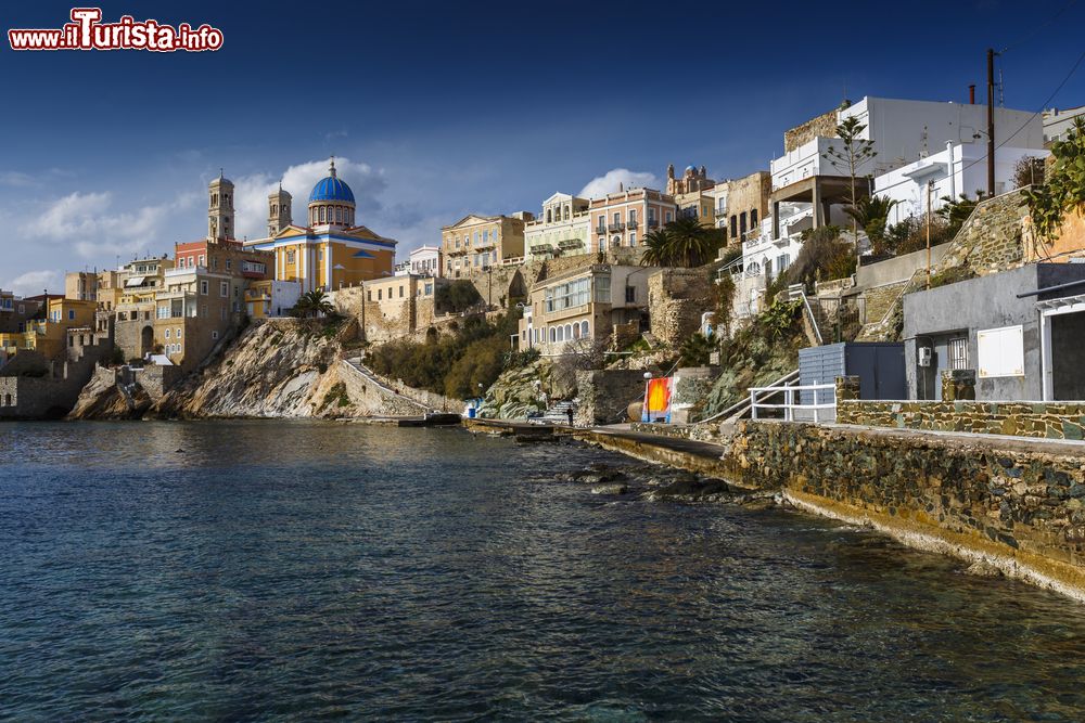 Immagine La cittadina di Ermopoli, capoluogo dell'isola di Syros, arcipelago delle Cicladi, Grecia. Nel corso dell'Ottocento questa località è diventata un importante nodo commerciale e nautico.