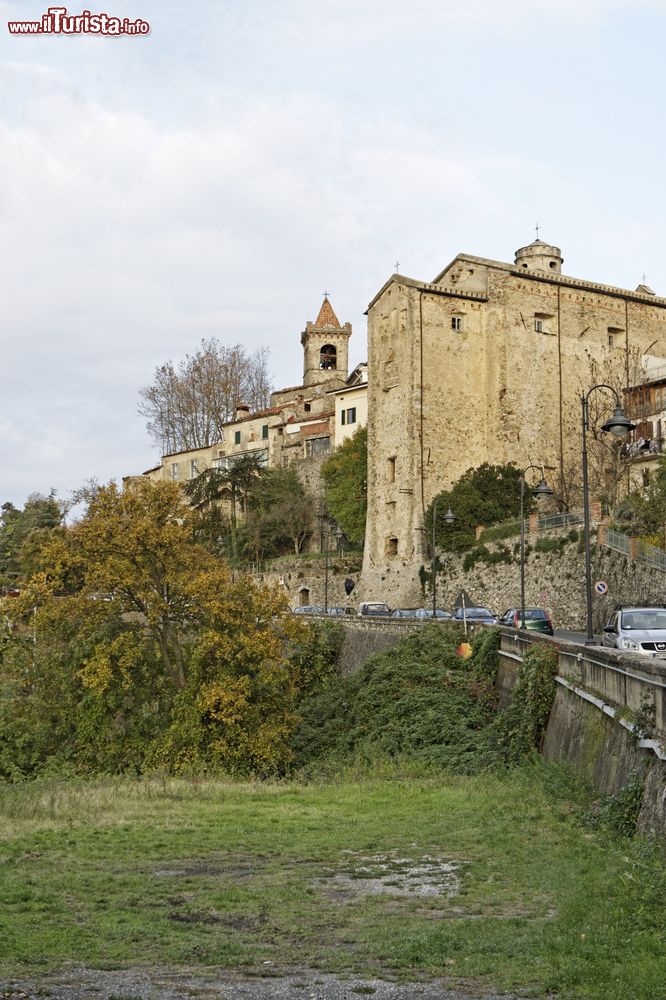 Immagine La cittadina di Fosdinovo tra le mpntagne della Lunigiana, alta Toscana