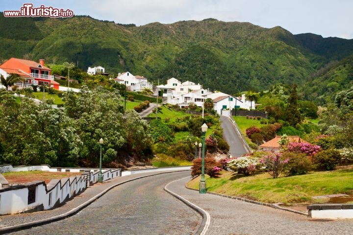 Immagine La cittadina di Furnas sull'isola di Sao Miguel, Azzorre (Portogallo): si trova nel cratere di un vulcano ed è una rinomata località termale - © 131754320 / Shutterstock.com