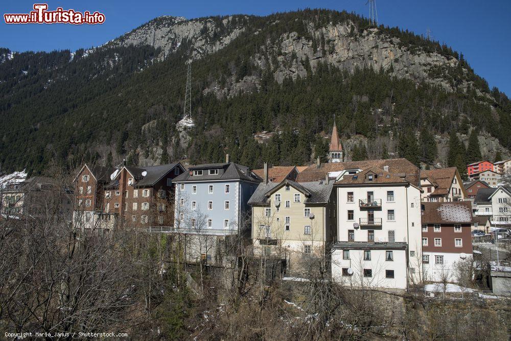 Immagine La cittadina di Goschenen sorge nel Canton Uri, nel centro della Svizzera, lungo il corso del fiume Reuss - © Maria_Janus / Shutterstock.com