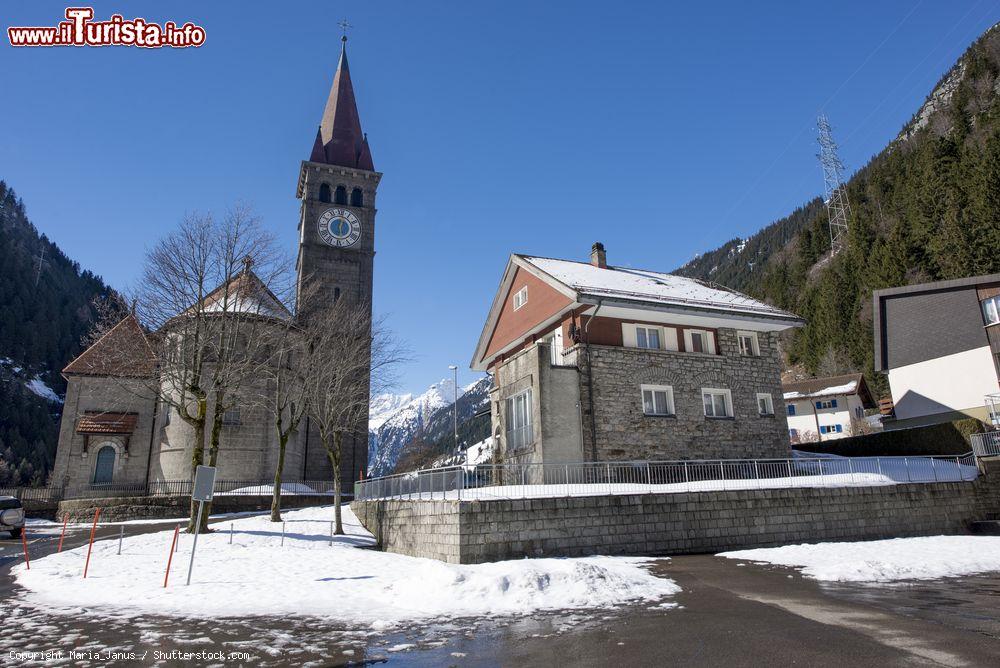 Immagine La cittadina di Goschenen (Svizzera) innevata durante i mesi invernali - © Maria_Janus / Shutterstock.com