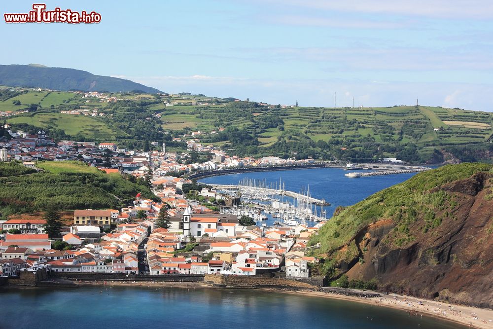 Immagine La cittadina di Horta nell'omonima baia, isola di Faial, arcipelago delle Azzorre, Portogallo. Città principale nonchè una delle più viviaci dell'intero arcipelago, Horta richiama da sola buona parte dei turisti grazie alla sua atmosfera cosmopolita.