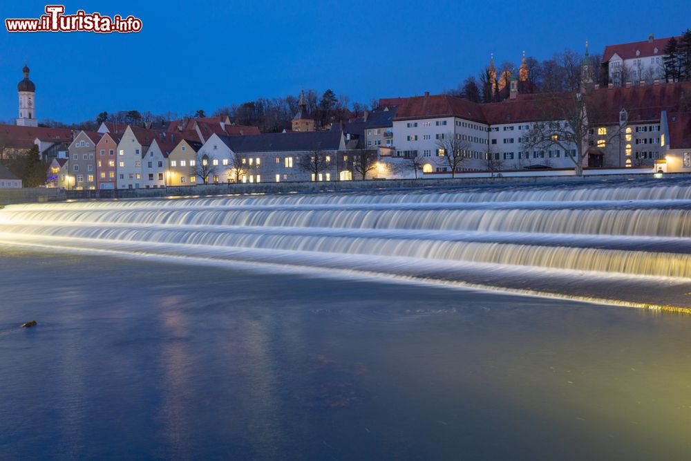 Immagine La cittadina di Landsberg am Lech by night, Germania. Una suggestiva cascata sul fiume Lech.