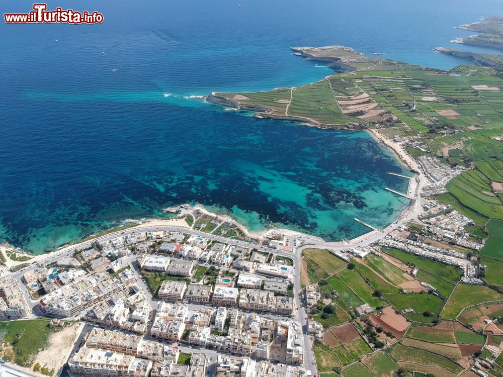 Immagine La cittadina di Marsascala fotografata da un drone (Malta). Sulla destra, la distesa di campi agricoli.