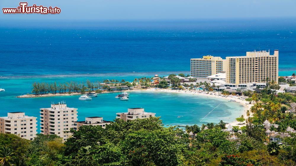Immagine La cittadina di Ocho Rios, Giamaica, vista dalle montagne. E' conosciuta dai turisti soprattutto per la possibilità di esplorazioni subacquee e di sport acquatici.