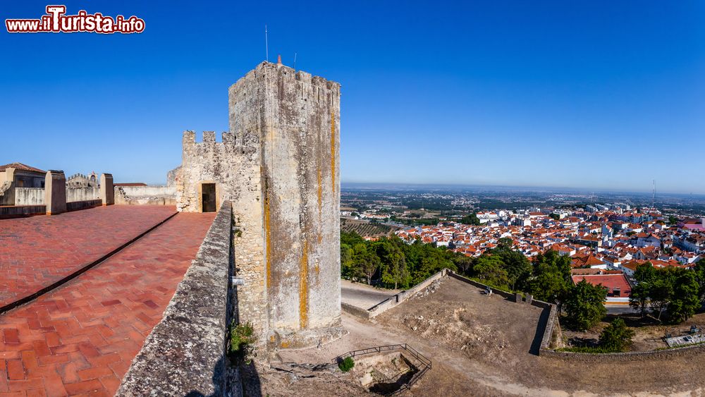 Immagine La cittadina di Palmela vista dalla torre di guardia del castello, Portogallo.