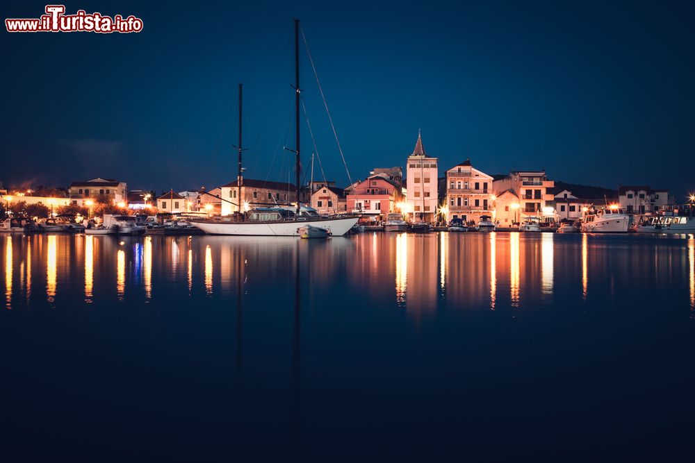 Immagine La cittadina di Pirovac (Slosella) fotografata di notte in estate, Croazia. Si affaccia su una baia naturale lungo il litorale della Dalmazia.