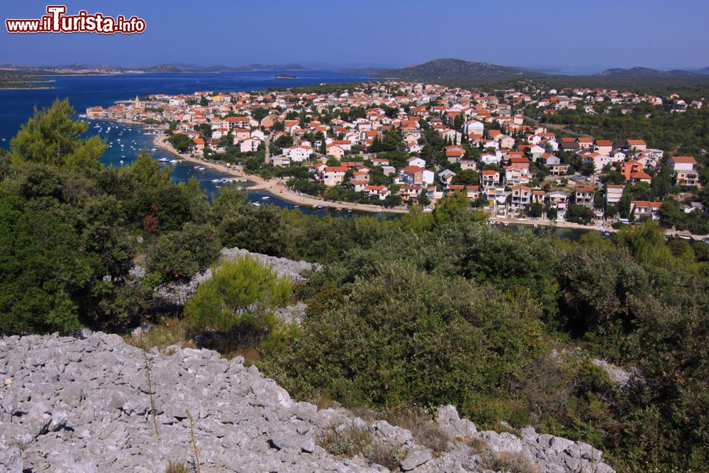 Immagine La cittadina di Pirovac (Slosella) vista dall'alto, Croazia. Sono numerosi i monumenti e i siti storici che testimoniano il passaggio di popoli diversi in questo territorio.