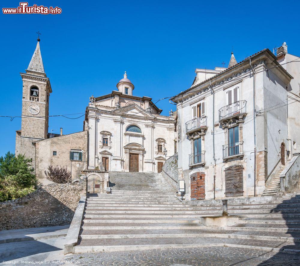 Immagine La cittadina di Popoli in una soleggiata giornata d'estate, Abruzzo. Abbarbicato a 260 metri di quota, Popoli è un borgo ricco di scorci pittoreschi abitato da oltre 6 mila persone - © Stefano_Valeri / Shutterstock.com