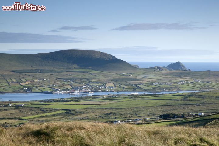 Immagine La cittadina di Portmagee fotografata da Valentia Island in Irlanda