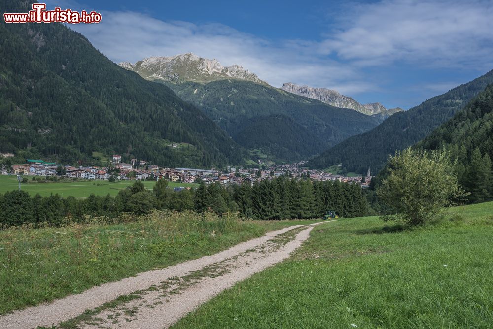 Immagine La cittadina di Predazzo in Val di Fiemme in estate, sullo sfondo il massiccio del Latemar
