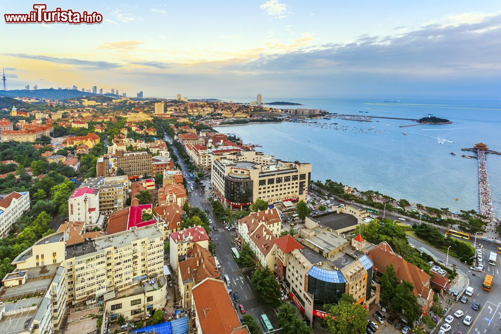 Immagine La cittadina di Qingdao vista dall'alto, Cina. La sua architettura è più simile a quella di un centro europeo piuttosto che di una tipica località cinese.