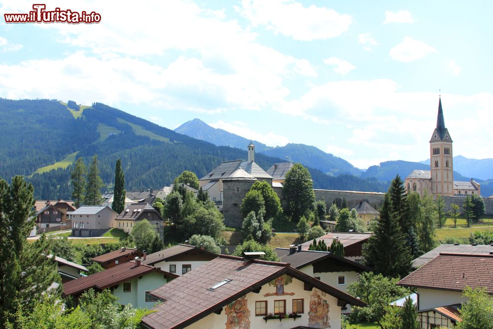 Immagine La cittadina di Radstadt ai piedi delle montagne (Austria): siamo nel salisburghese nel distretto di Sankt Johann im Pongau.