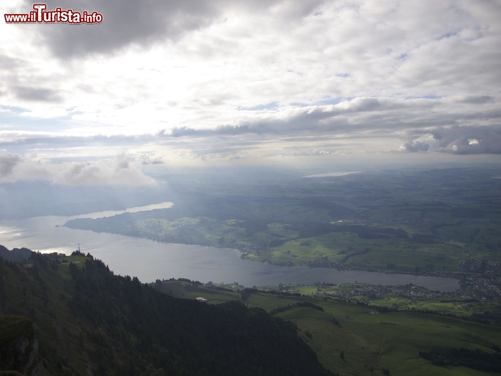 Immagine La cittadina di Rigi Kaltbad vista dal monte Rigi, Svizzera. Da diversi anni a questa parte, il turismo è la principale fonte di ingresso economico di questo villaggio microscopico.