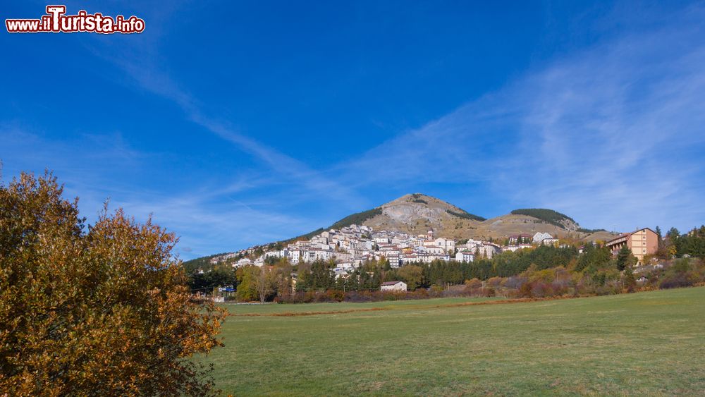 Immagine La cittadina di Rivisondoli, Abruzzo, e il paesaggio circostante a inizi autunno.