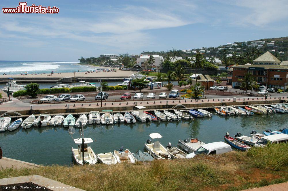 Immagine La cittadina di Saint Gilles sull'isola de La Réunion, Francia d'oltremare. Il porto turistico di Saint Gilles, località balneare nel comune di Saint Paul - © Stefano Ember / Shutterstock.com