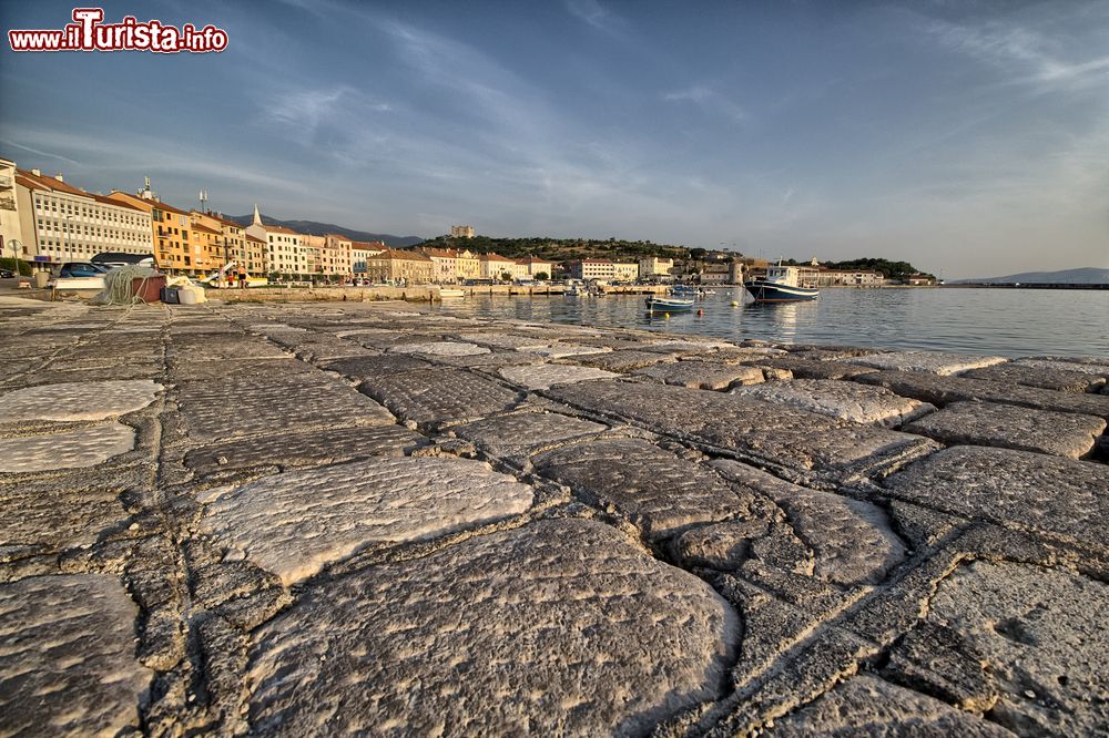 Immagine La cittadina di Senj vista dal lungomare, Croazia. Sorge di fronte alle isole di Veglia e di Pervicchio.