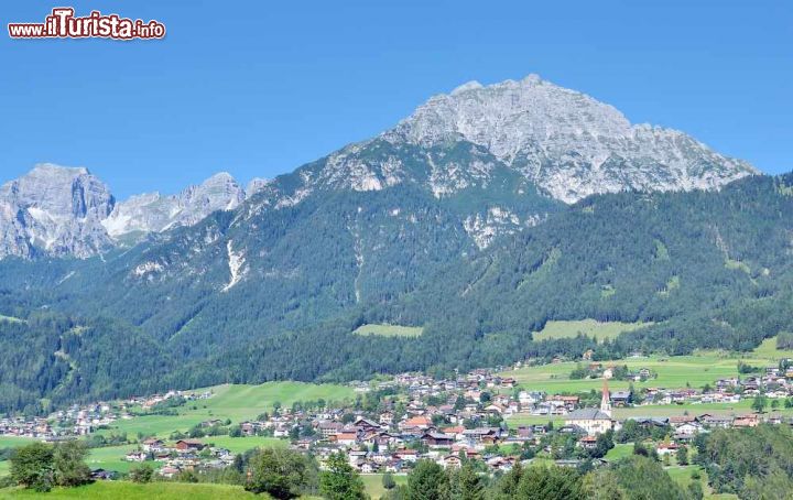 Immagine La cittadina di Telfs (Tirolo) si trova nel centro della valle del fiume Inn in Austria - © travelpeter / Shutterstock.com