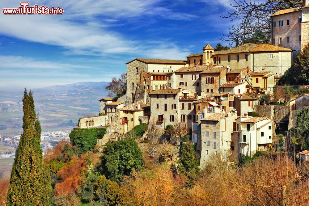 Immagine La cittadina di Todi, uno dei borghi più belli d'Italia (Umbria). Il cuore pulsante del paese si sviluppa attorno a Piazza del Popolo dove sorgono alcuni dei monumenti più importanti di Todi.