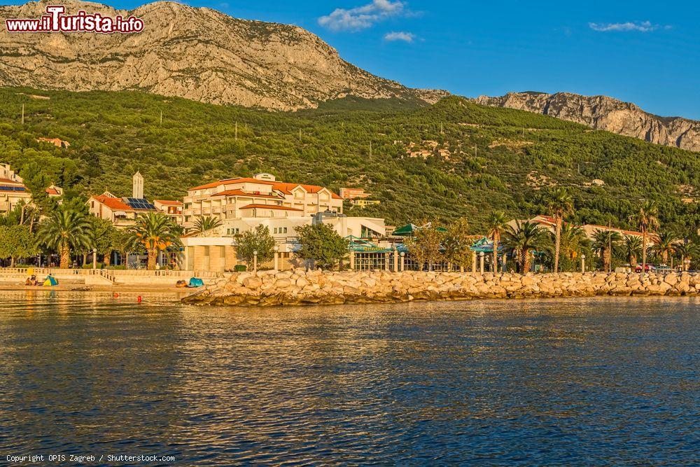 Immagine La cittadina di Tucepi (Crozia) vista dal mare al calar del sole - © OPIS Zagreb / Shutterstock.com