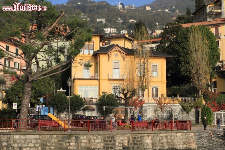 Immagine La cittadina di Varenna, vicino a Milano, Lombardia. Il lungolago del Comune lombardo su cui si affacciano palazzi e edifici antichi - © mary416 / Shutterstock.com