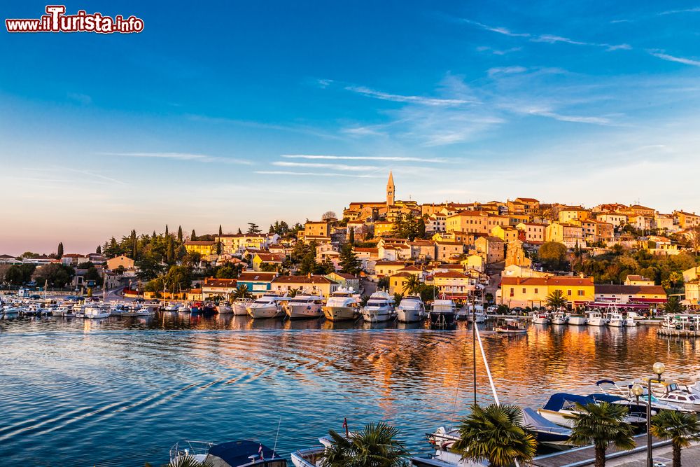 Immagine La cittadina di Vrsar all'alba, Croazia. Tutti i belvedere d'Orsera abbracciano l'arcipelago e sono abbelliti da tavoli e panche in pietra.