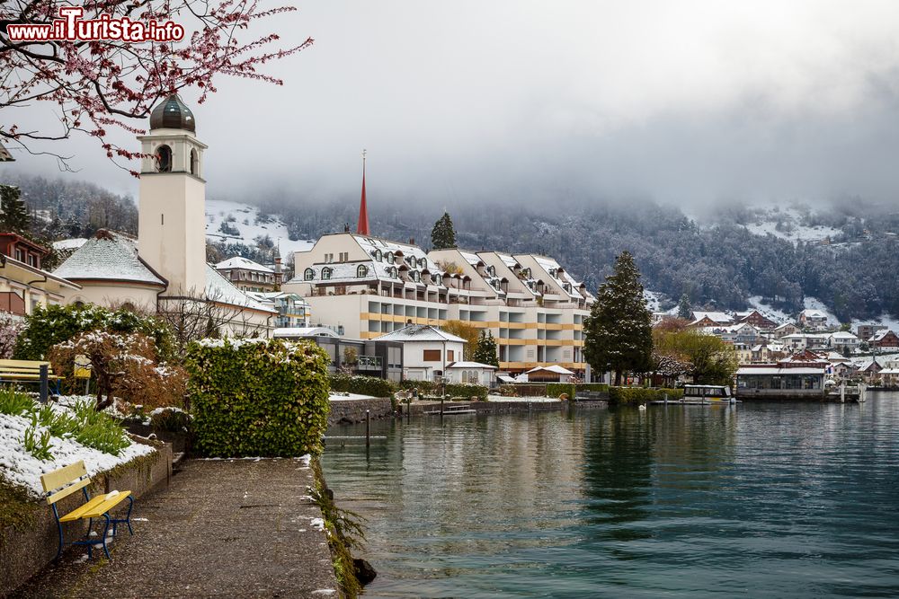 Immagine La cittadina di Weggis sotto la neve, Svizzera. In inverno questa località accoglie turisti appassionati di sci e snowboard.