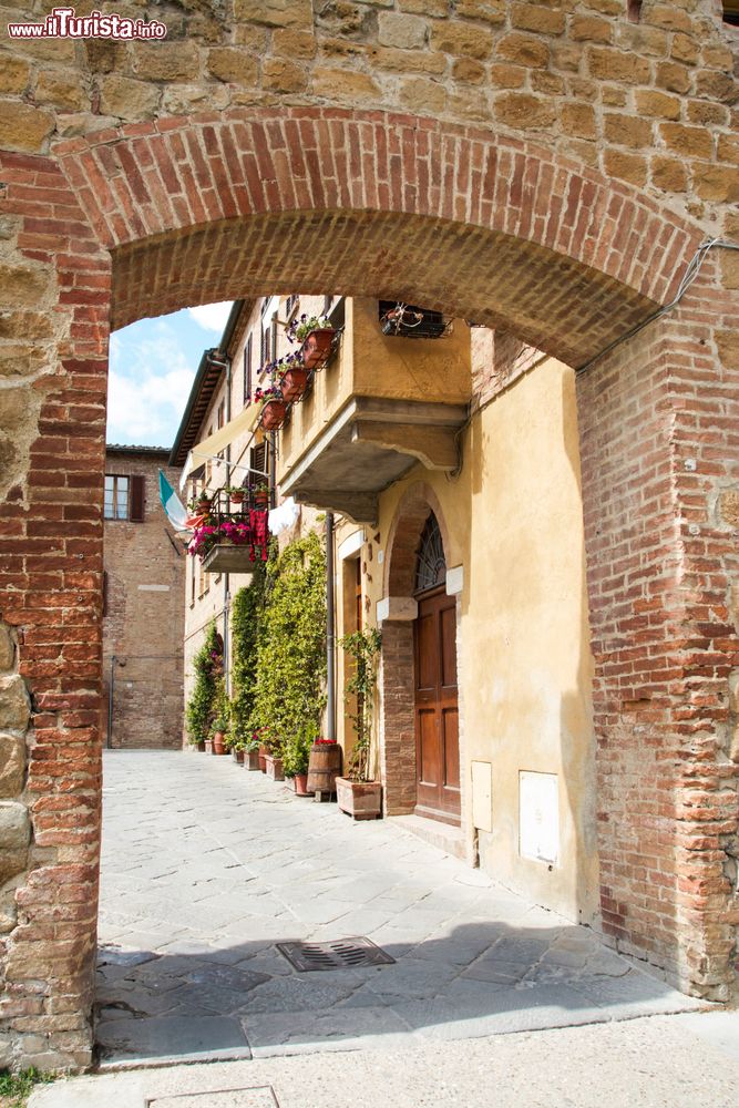 Immagine La cittadina medievale di Buonconvento, Toscana: il paese, che ha mantenuto intatto l'aspetto originale, si presenta con case e palazzi con mattoni rossi.