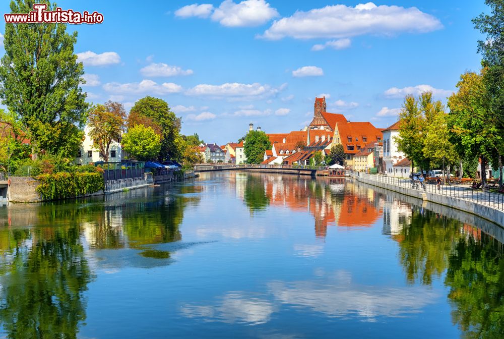 Immagine La cittadina medievale di Landshut, Germania, riflessa sul fiume Isar in estate.