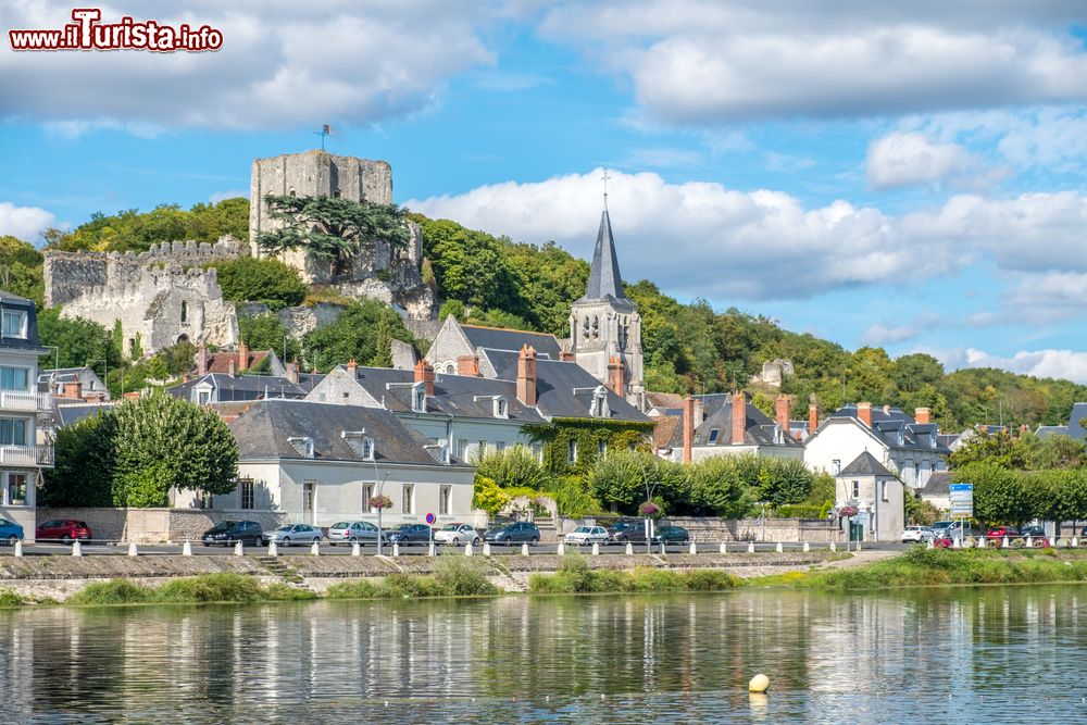 Immagine La cittadina medievale di Montrichard, Francia, nella regione della Touraine sul fiume Cher.
