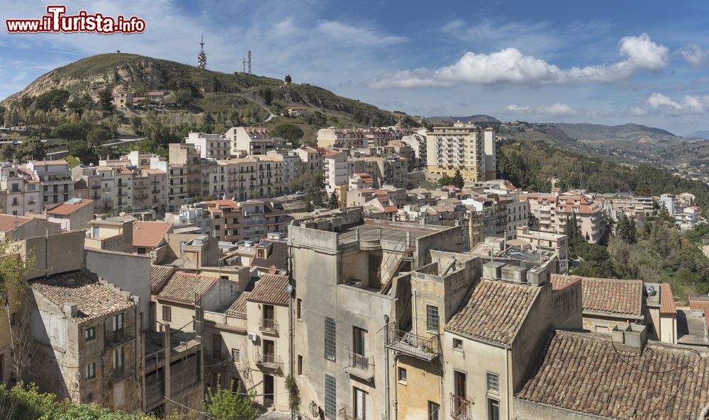 Immagine La cittadina medievale di Salemi in provincia di Trapani, Sicilia. Siamo nel cuore della Valle del Belice fra colline coltivate a vigneti e uliveti.